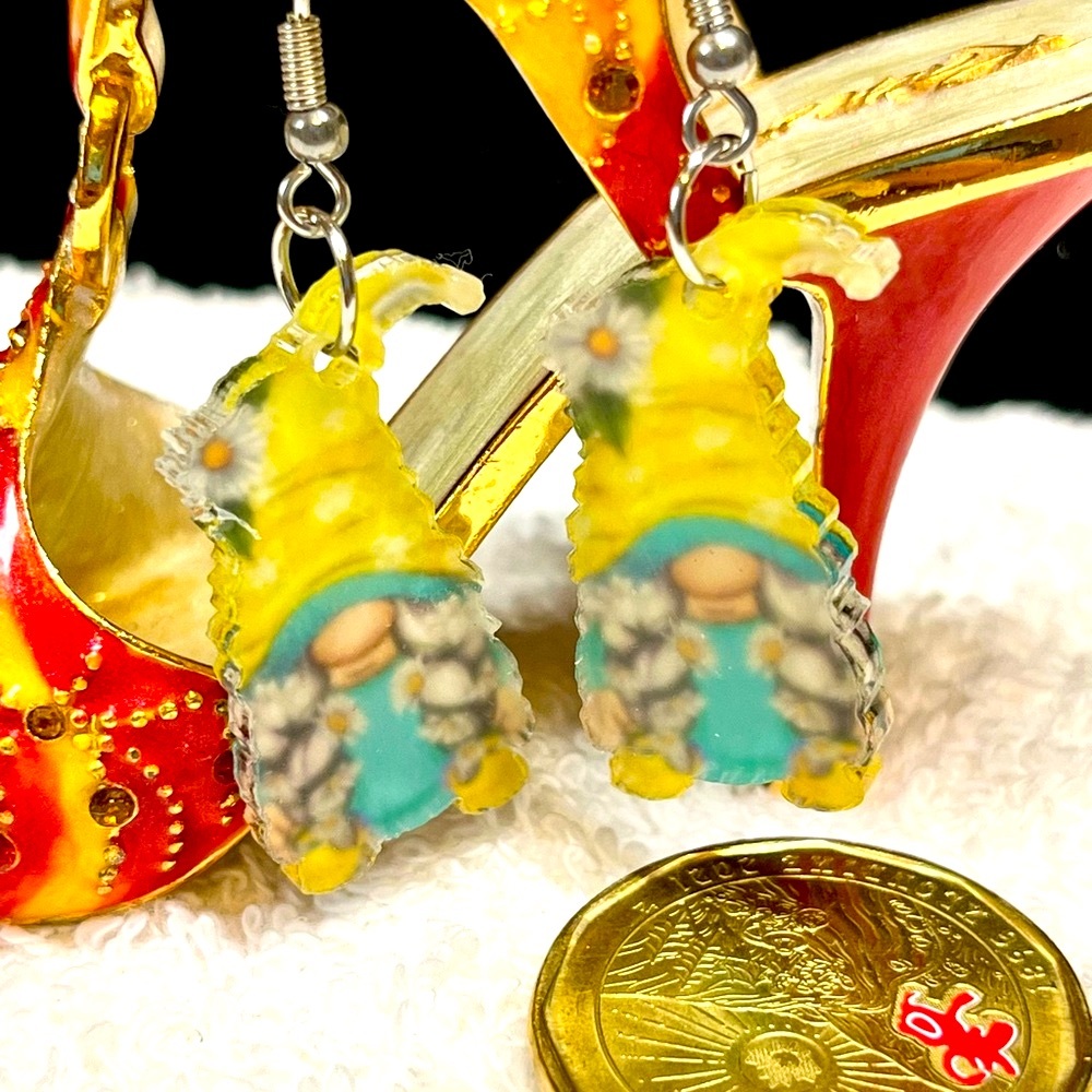 2/20🍀Adorable gnome earrings in acrylic with French wire hooks🍀